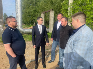 министр транспорта и дорожного хозяйства Смоленской области совершил семичасовой обход объектов дорожных работ 2025 года. Недавно он проверил состояние улицы Бабушкина - фото - 1