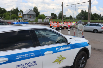 железнодорожники напомнили водителям правила нахождения на переездах в Смоленской области - фото - 1