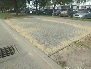 комфорт и безопасность: на улице Маршала Конева обустроили площадки для новых остановочных павильонов - фото - 1